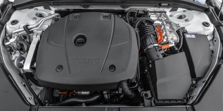 Моторный отсек Volvo S90 T8 Inscription 2017 года  (NA) (фото 7 из 11)